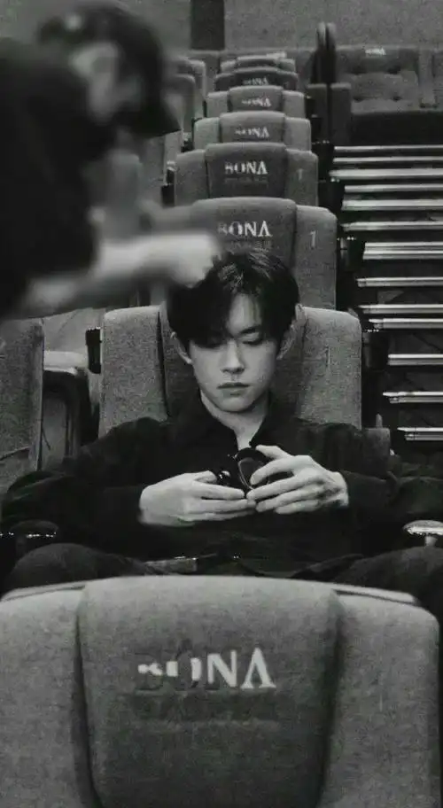 易烊千玺氛围感头像