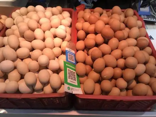 本摊床经营鸡蛋,鸭蛋,鹌鹑蛋等蛋类品种齐全.