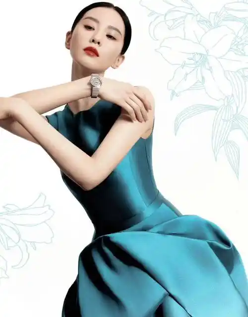 刘诗诗蓝调生日致敬高定风采优雅如仙