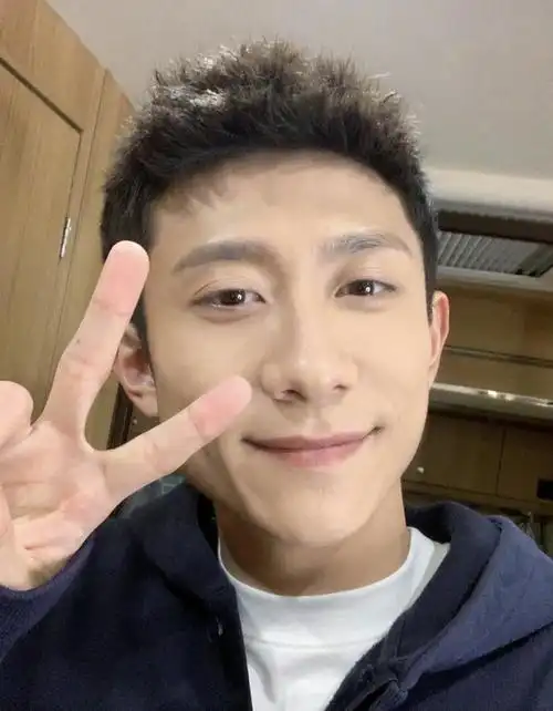 张一山称不畏曲折凌乱寸头发型棱角分明新鹿鼎记备受争议