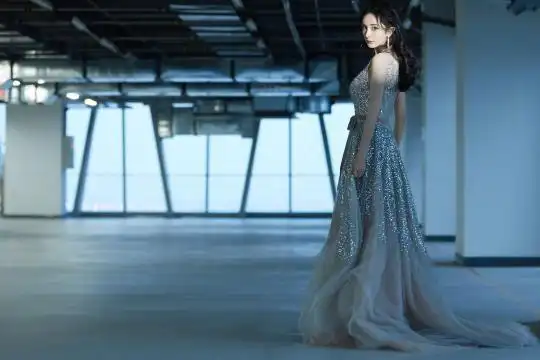 杨幂裸色闪钻长裙礼服写真