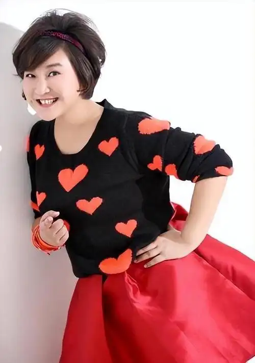 年仅18岁的贾玲离开家乡,来到陌生的北京,满怀着舞台的