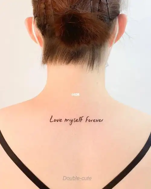 妹子第一次纹身选择了风格相对硬朗的文字love myself forever永远爱