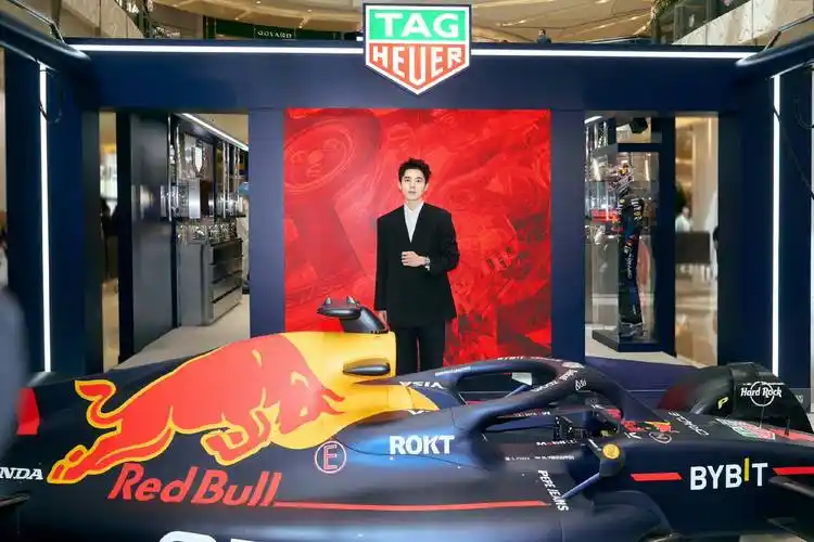 刘昊然黑西装配腕表优雅时尚 自曝喜欢速度感运动