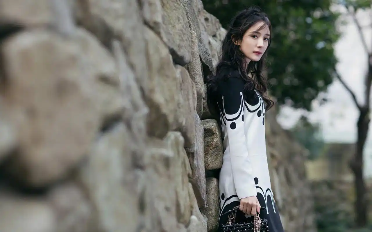 杨幂性感精致高清桌面壁纸高清大图预览1920x1200_大陆明星下载_美桌