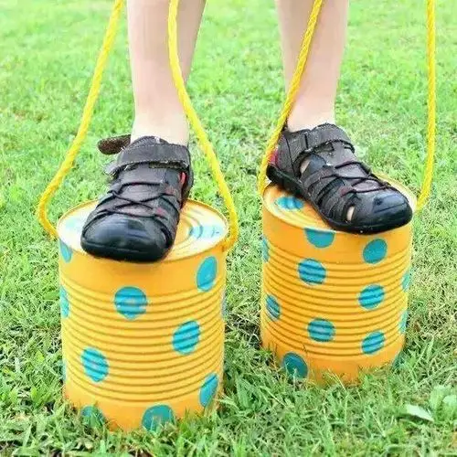 大班游戏:奶粉罐,尼龙绳,彩漆制作的(踩高跷)帮助促进幼儿四肢协调性