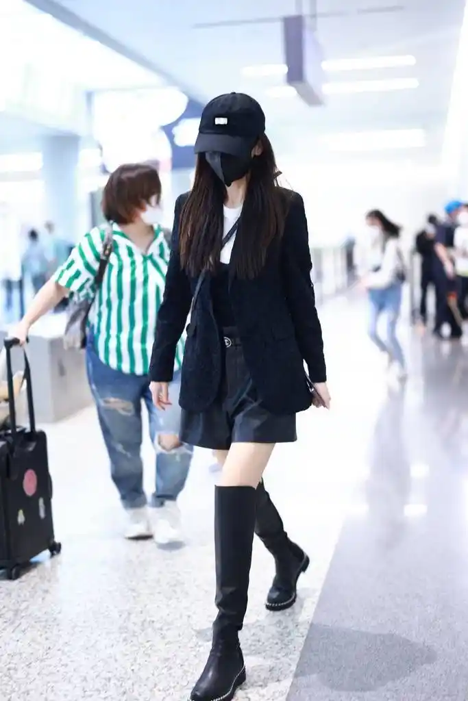 angelababy身穿黑色皮短裤搭配高筒靴超酷现身