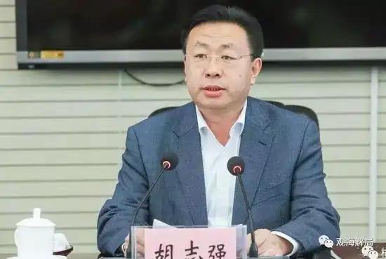 父亲以廉洁著称离任时百姓哭送他以权谋私还奢靡