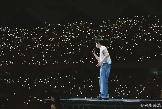 李荣浩佛山演唱会##李荣浩手臂肌肉