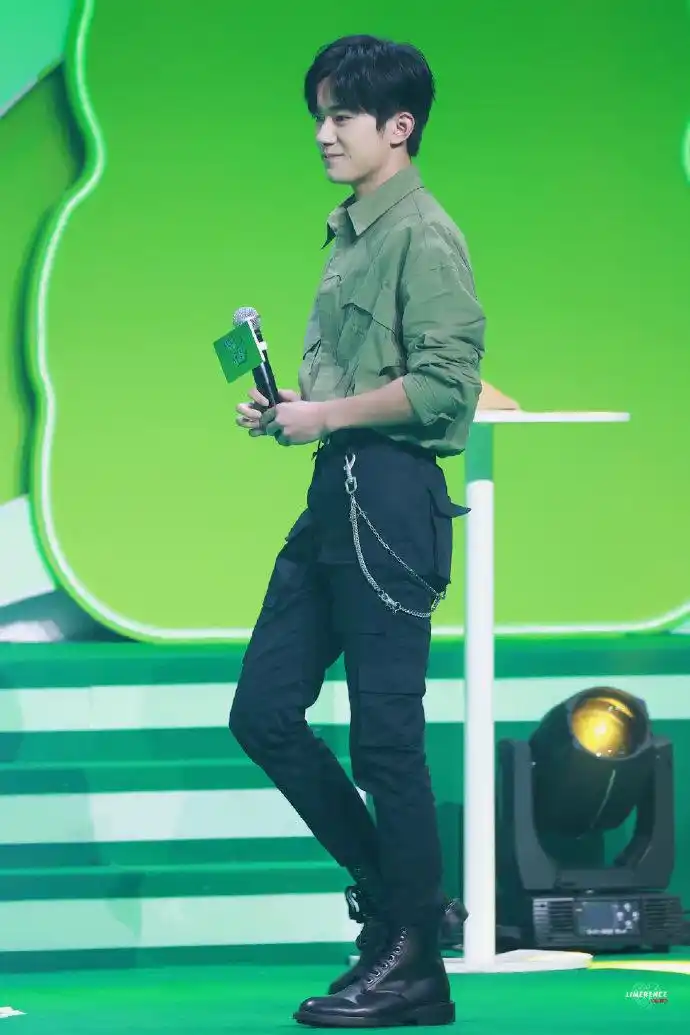 易烊千玺越来越有男人味,军绿色衬衫叠穿t恤,帅气十足