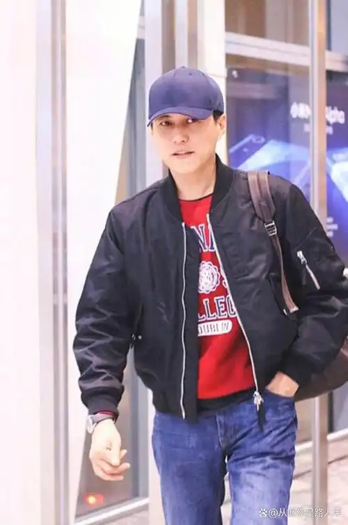 中年男人:到了秋天少穿卫衣,多穿夹克更帅气有型,看靳东就知道