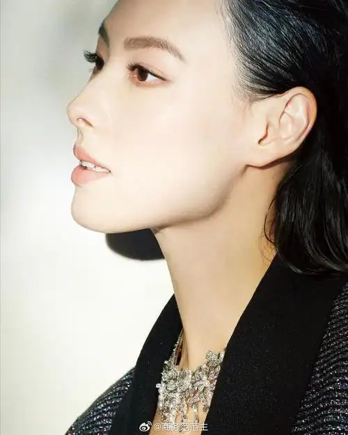 梁洛施戴chanel高珠登大刊封面