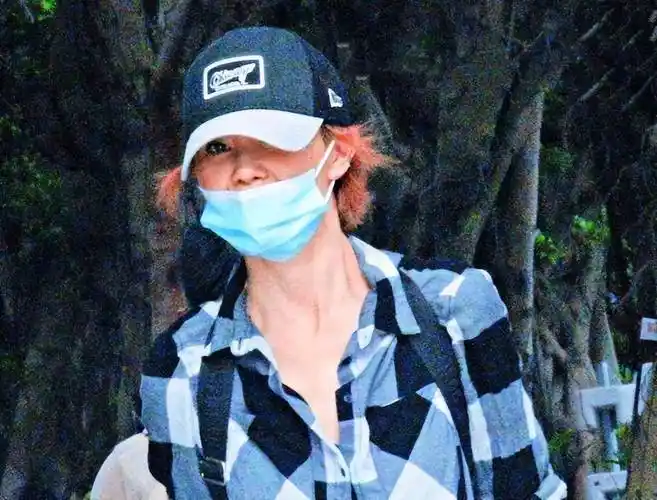 原创59岁张曼玉罕见露面全素颜被路人抓拍憔悴不堪瘦得撑不起衣服