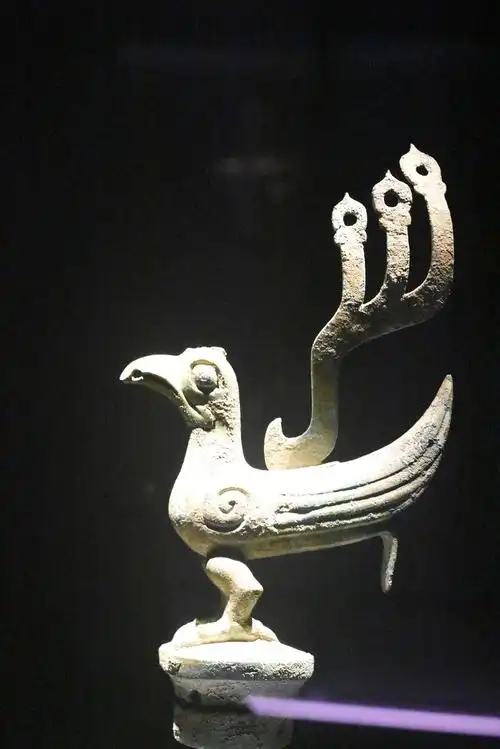 三星堆鸟形青铜器
