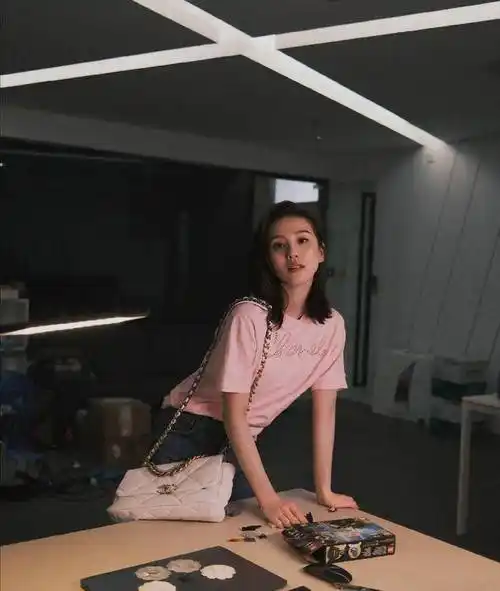 刘诗诗最新穿搭来了,一袭蓝色格纹露肩长裙,清新舒适又日常!