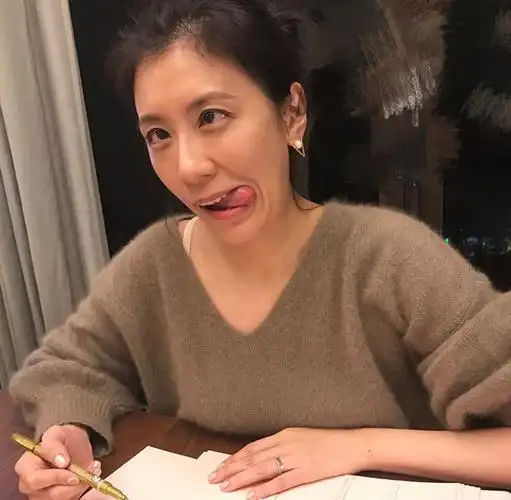 43岁贾静雯晒罕见素颜照,满脸褶子比63岁赵雅芝还苍老