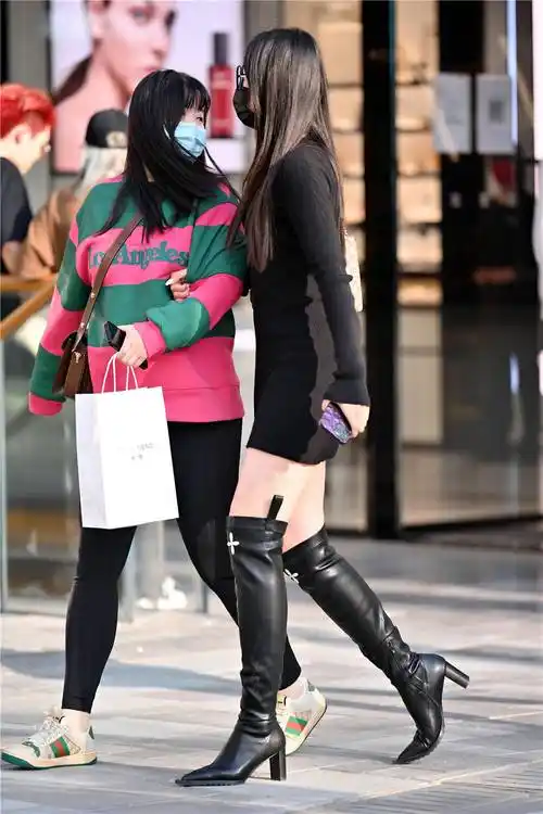 很多人会注意自己的穿搭,选择一些精致的款式,这位美女选择黑色长靴