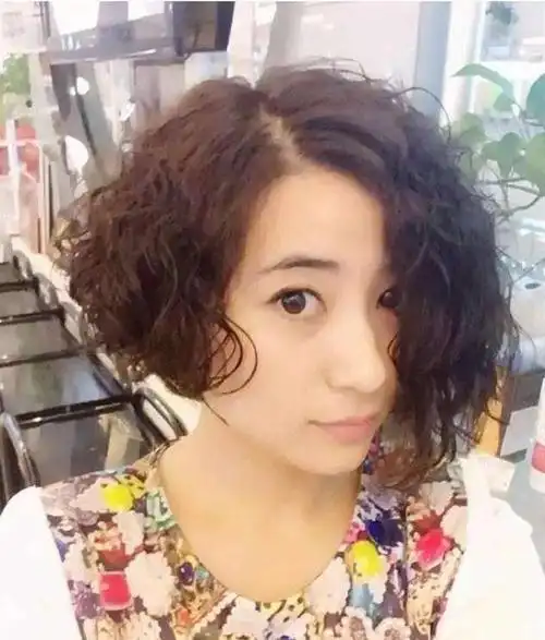 洋气烫发张扬自我满头螺丝烫怎么扎马尾螺旋烫羊毛卷烫发发型推荐长发