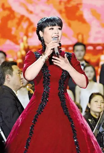 图殷秀梅我爱你中国广为流传被誉为广播艺术团国家一级演员