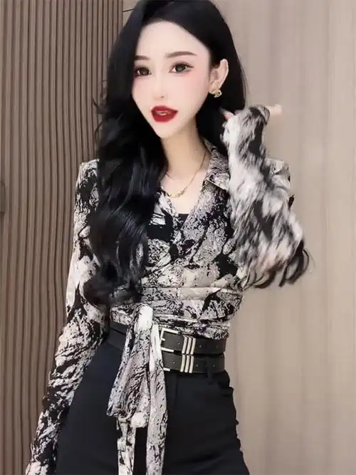 网红爆款时尚小衫女2024春夏新款洋气百搭水墨画v领