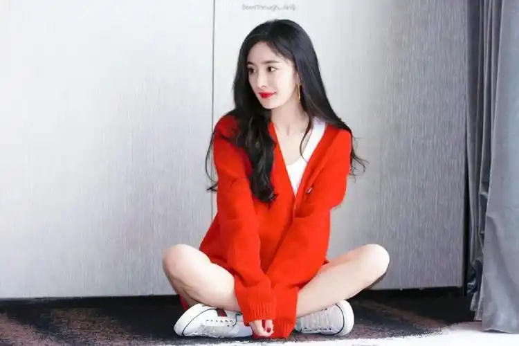 杨幂壁纸率性洒脱又风情万种的幂幂连眉眼之间都是这么靓丽