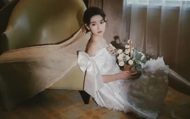 王玉雯～美艳动人,抹胸长裙!