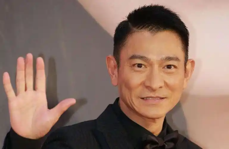 五十八岁刘德华近照不显老态头发乌黑网友比李连杰还年轻