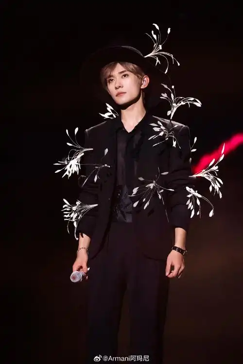 易烊千玺身着特别定制系列中第二身造型,亮相tfboys十年之约演唱会