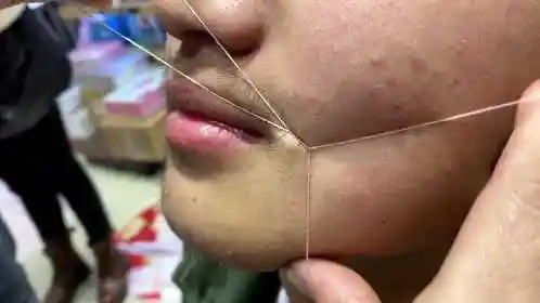 用两根线也可以拔胡子看师傅给男生操作的手法我的强迫症都犯了