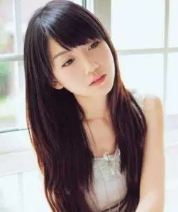 斜刘海气质发型女生 甜美清纯女生斜刘海直发发型图片