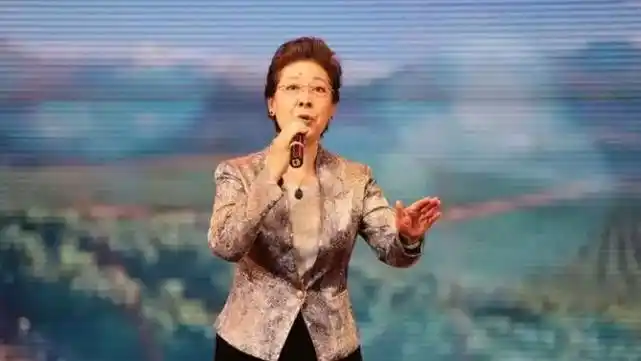 著名女中音歌唱家关牧村受聘为武汉音乐学院声乐系名誉系主任