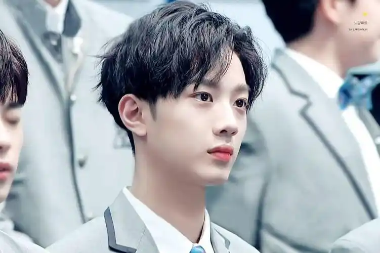 wannaone赖冠霖mama舞台裂裆,专业精神获赞