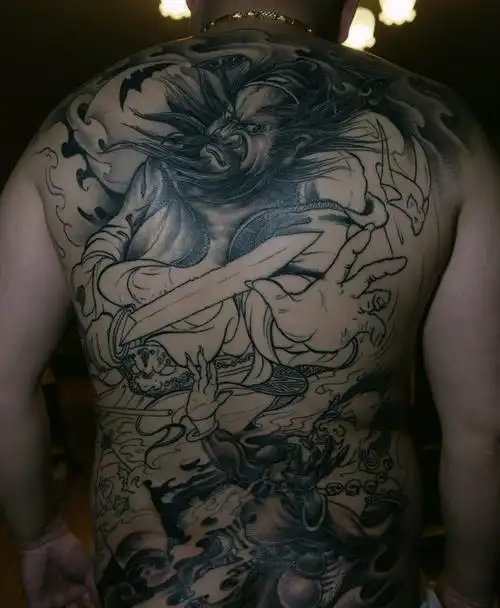 满背钟馗抓鬼图tag标签:满背钟馗霸气无敌的满背黑白钟馗纹身tag标签