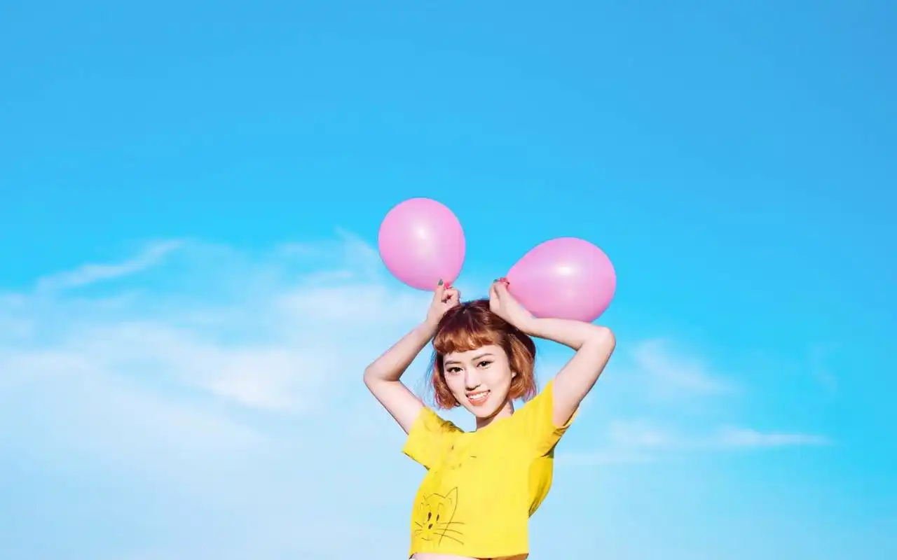 这组尺寸为1920x1200的俏皮少女夏日清新文艺写真图片壁纸分享给美桌