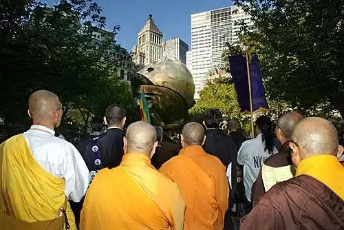 图文:佛教徒在纽约世贸中心为亡灵超渡