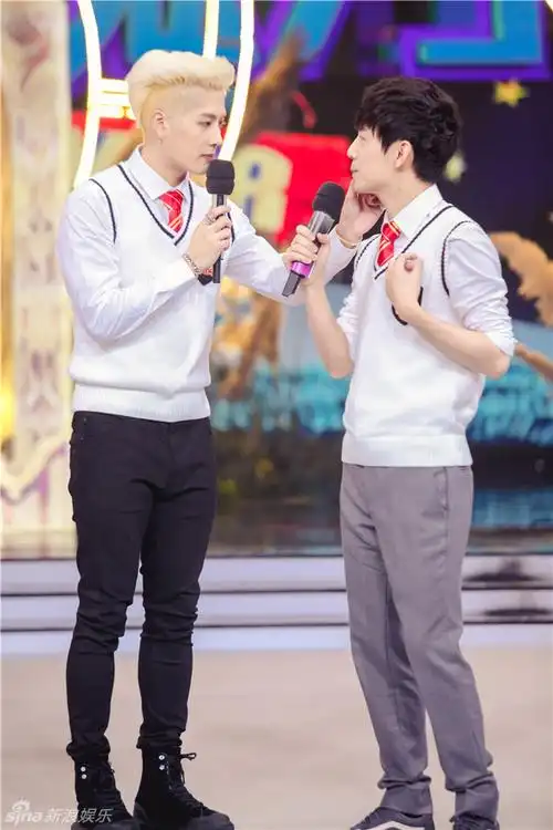 组图:王嘉尔何炅《快本》首合体 开启魔法之旅_高清图集_新浪网