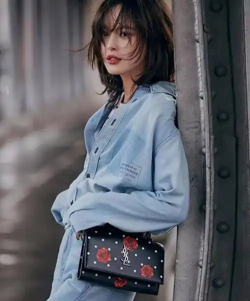 适合脸型:肉圆脸,方脸1,中长齐肩发四五十岁的女人尽量别再乱留发型了