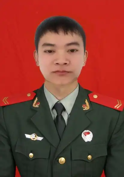 求各位大神帮我ps军装照,谢谢