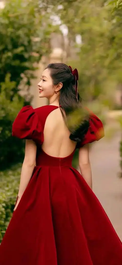 美女壁纸,宋轶穿哪套礼服好看,是雾霾蓝,是香槟色,还是红色