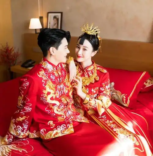 张檬上传了两人的中式婚服照片,非常温馨甜蜜.