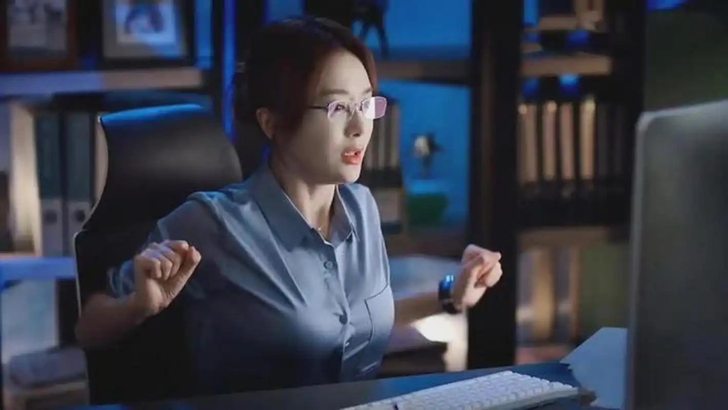 在一部电视剧里,演员秦岚饰演一个知性婉约的白领丽人.