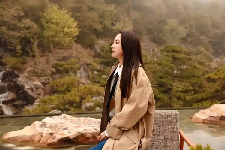 董璇秋日氛围感写真发布穿卡其色风衣恣意随性