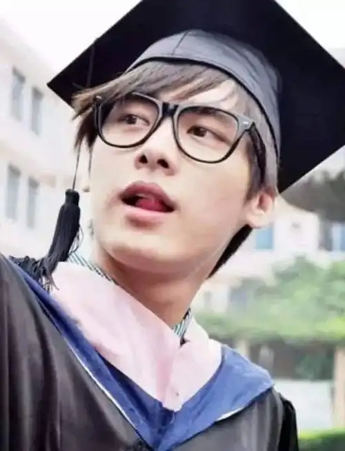 今日,中国娱乐报道曝光了李易峰23岁时大学毕业接受采访的视频,当时的