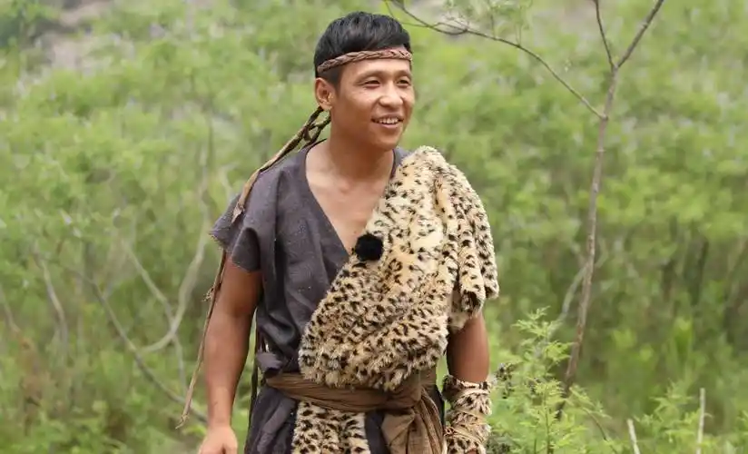 可以说是完全不搭配,破次元壁的存在,而就在最近宋小宝自我调侃年轻的