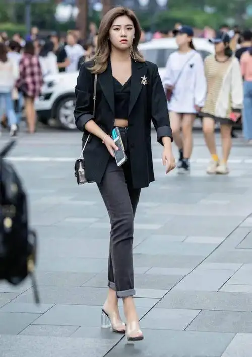 网易首页>网易号>正文申请入驻>这个美女穿一件黑色休闲西装,里面搭配