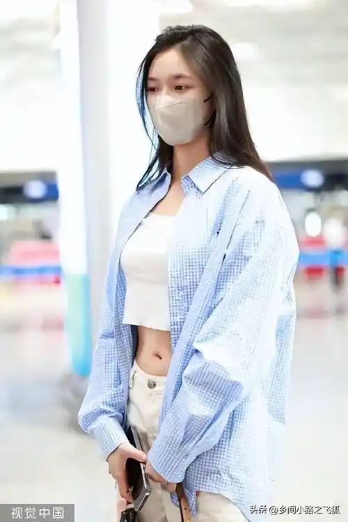 林允北京首都机场出发,蓝色衬衫搭配印花白色长裤洞洞鞋轻快可爱