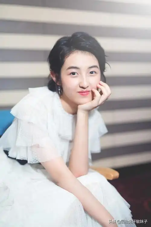 张子枫绝美瞬间耐看(张子枫笑如弯月)(11)