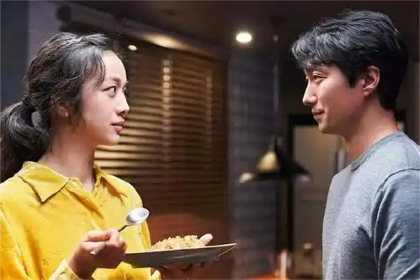 你的爱结束的瞬间,我的爱就开始了."两人之间,若即若离.