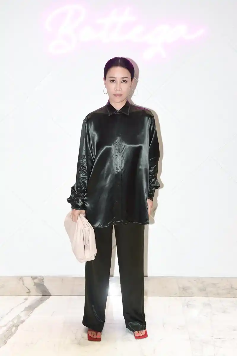 那英总算把自己穿老了绿色丝绸套装搭凉鞋妥妥的广场舞大妈