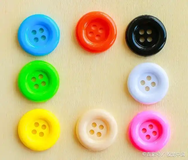 扣子的颜色有很多种,不过它大多是圆形的